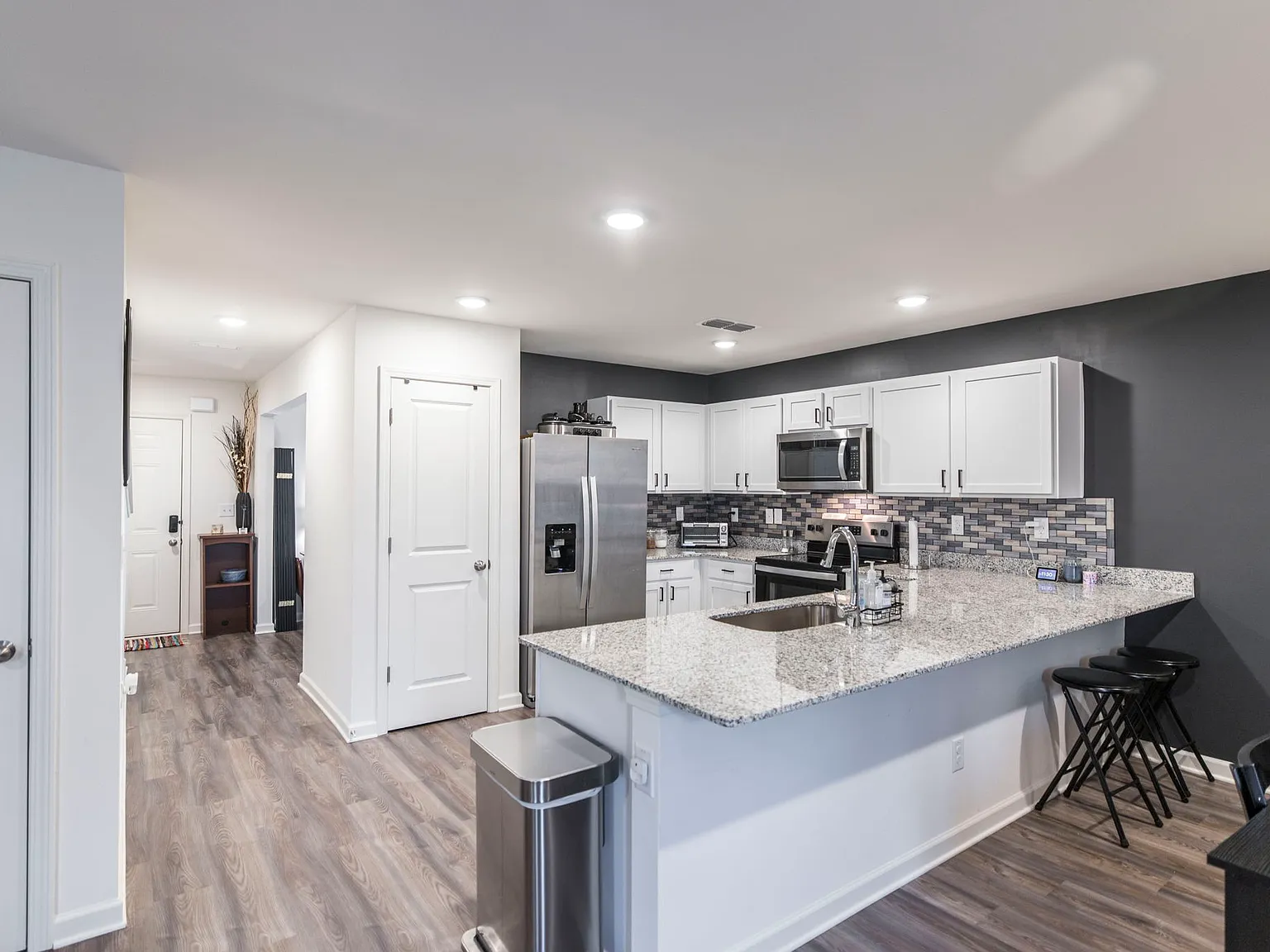 5 bed, 2288 sqft, $2,670 — Photo 4