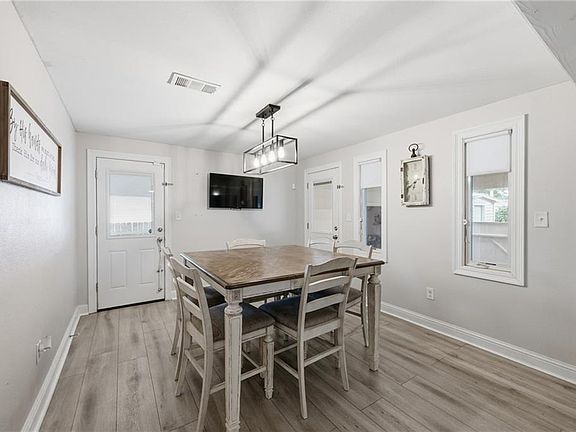 5th image of 537 Oak St