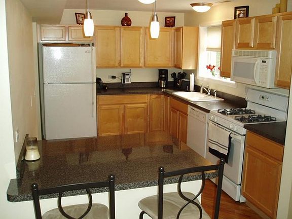 3rd image of 6588 N Northwest Hwy APT 1S