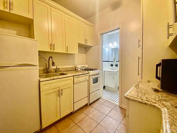 4th image of 213 E 88th St #3AA