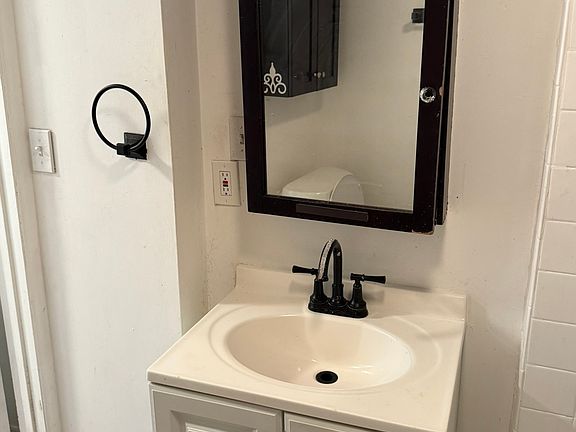 3rd image of 615 W 2nd Ave