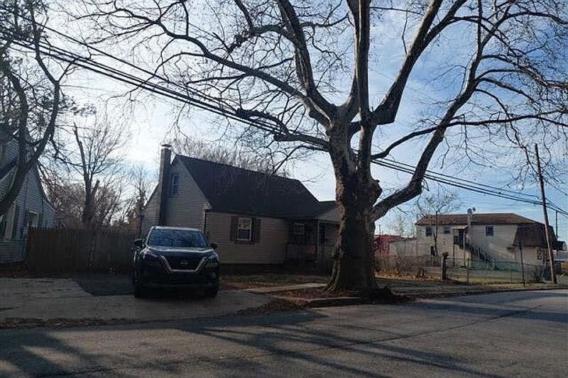 2nd image of 2227 Green St