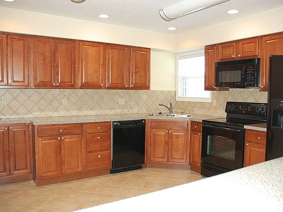 Kitchen w/tile backsplash