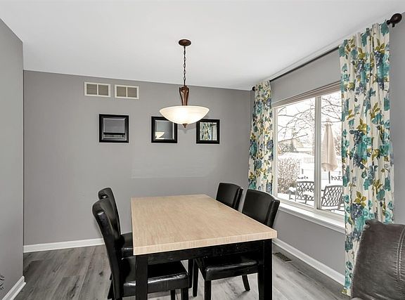 5th image of 17 Stratford Ct