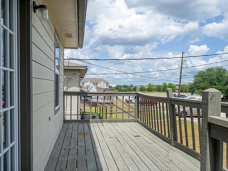 712 Wellesley Ct — Photo 8
