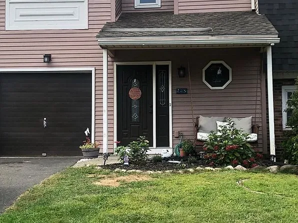 20 Stirrup Dr, East Greenbush, NY 12061