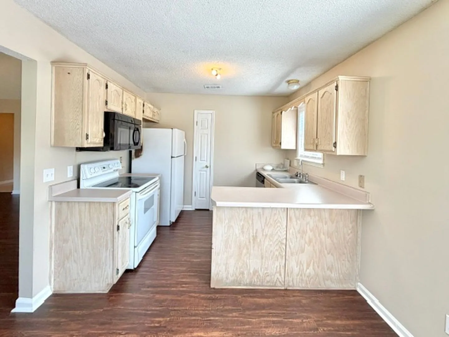 SkylarMillAve6806 — Photo 3