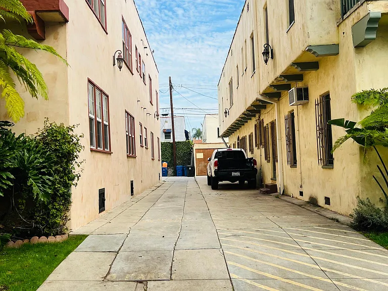 330 N Orange Grove Ave #1/2 — Photo 43