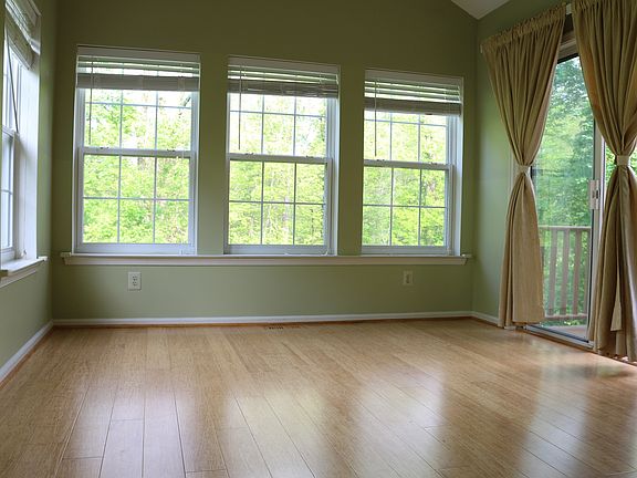 Beautiful sunroom w/hardwood