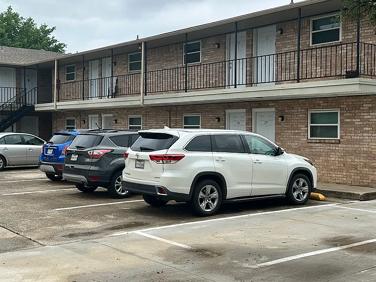 Campus Walk Apartments — Photo 6