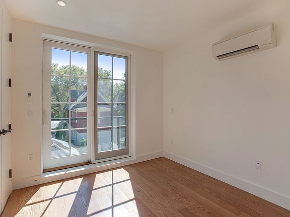 4th image of 194 Hawthorne St #4B