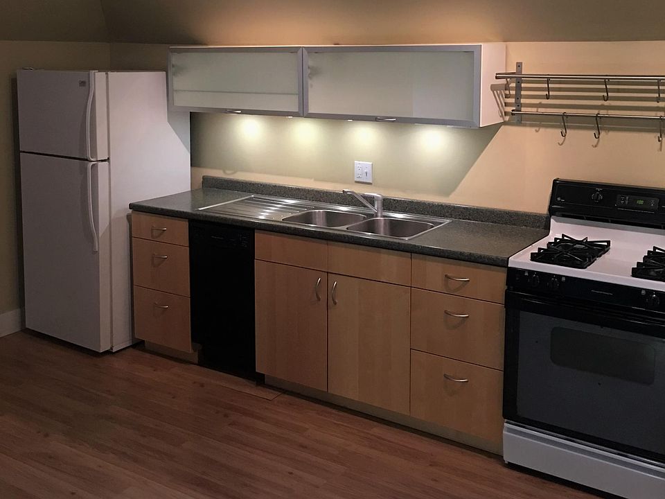 1st image of 934 Wealthy St SE APT C