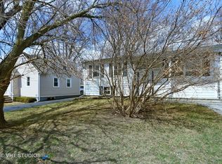 922 Oakwood Dr, Round Lake Beach, IL 60073