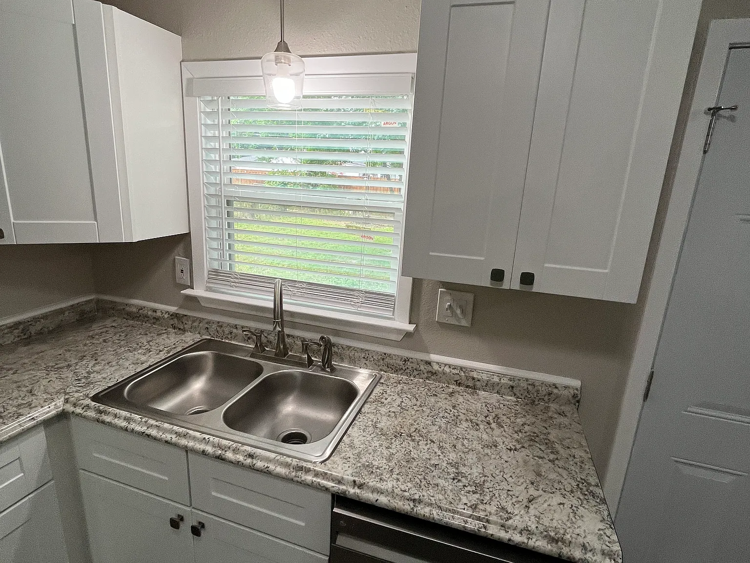 2 bed, 852 sqft, $1,750 — Photo 4