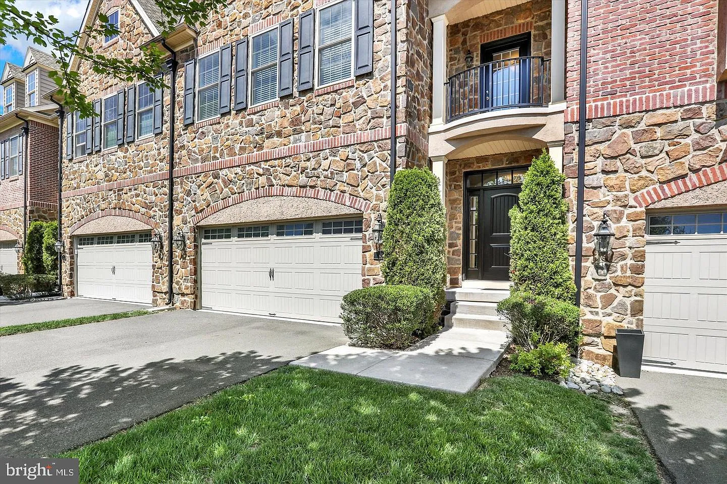 3 bed, 3.5 bath, 3762 sqft, $4,100 — Photo 2