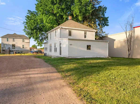 1203 E Cherry St, Vermillion, SD 57069
