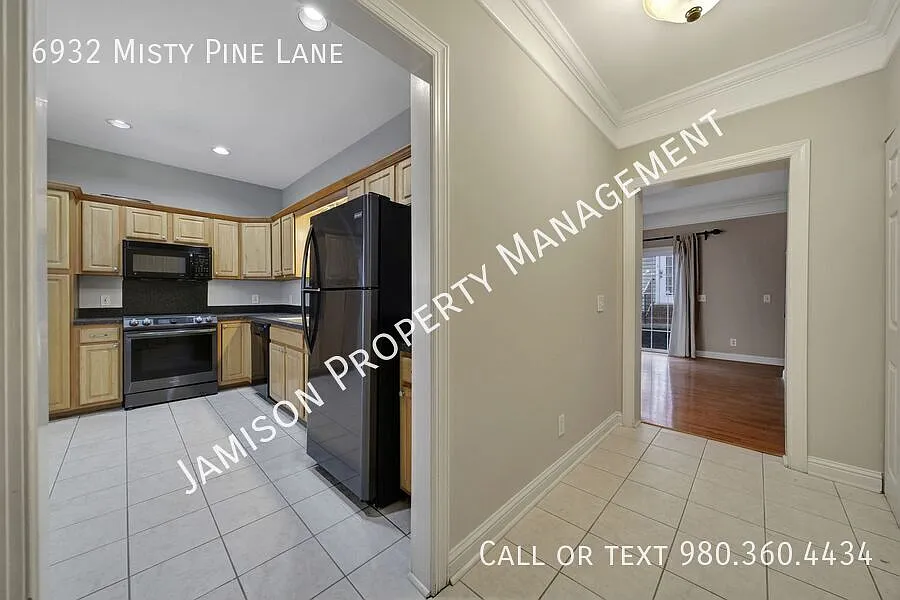 Lovely 2 Bed 2.5 bath Townhome in Steele Creek Area of Charlotte! — Photo 2
