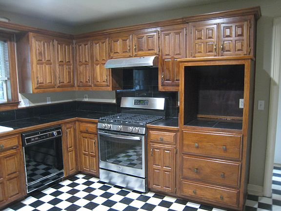 3rd image of 1506 Stratford Ln