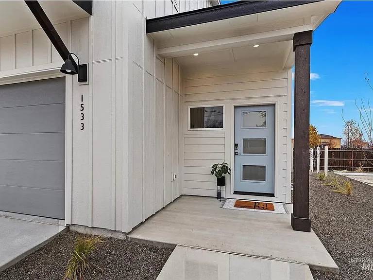1533 N Pineview Ln — Photo 2