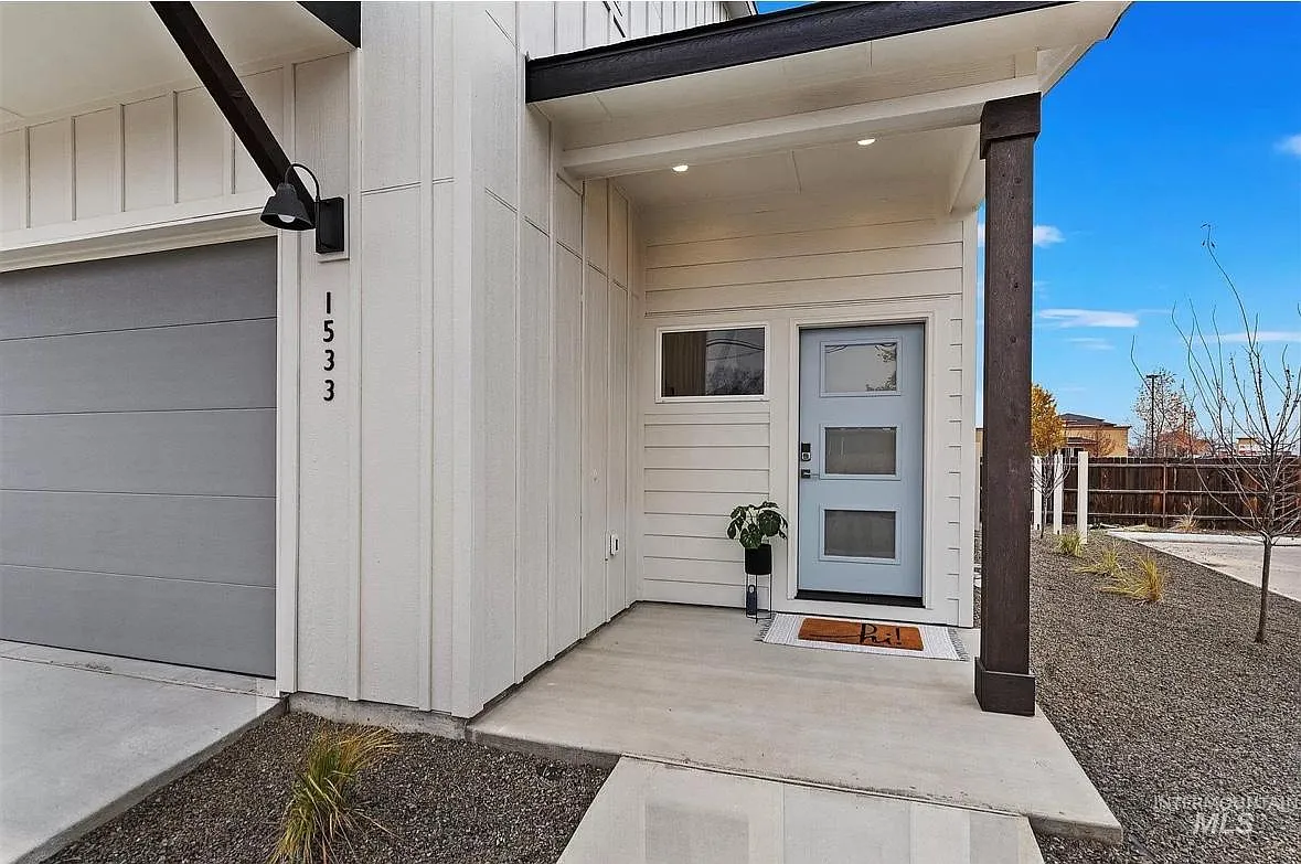 Building Photo - 1533 N Pineview Ln