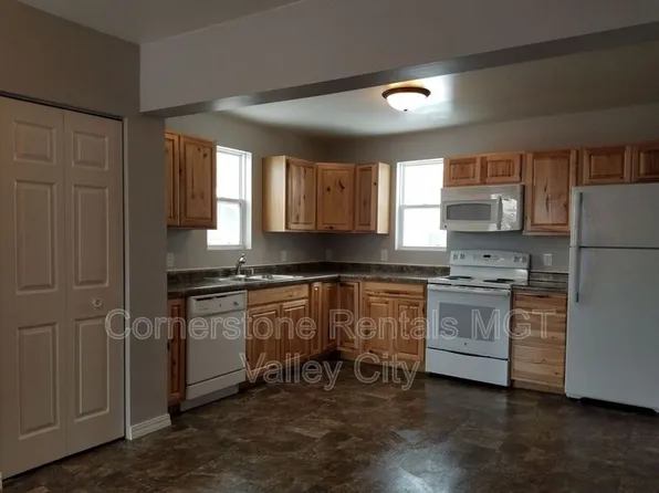 842 4th St SW, Valley City, ND 58072