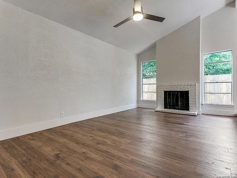 8214 Banbury Dr — Photo 2