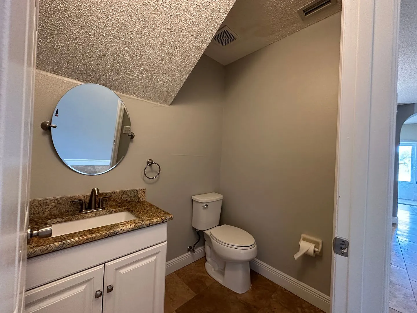Beautiful Townhome in a gated community with assigned parking spots and a community pool — Photo 4