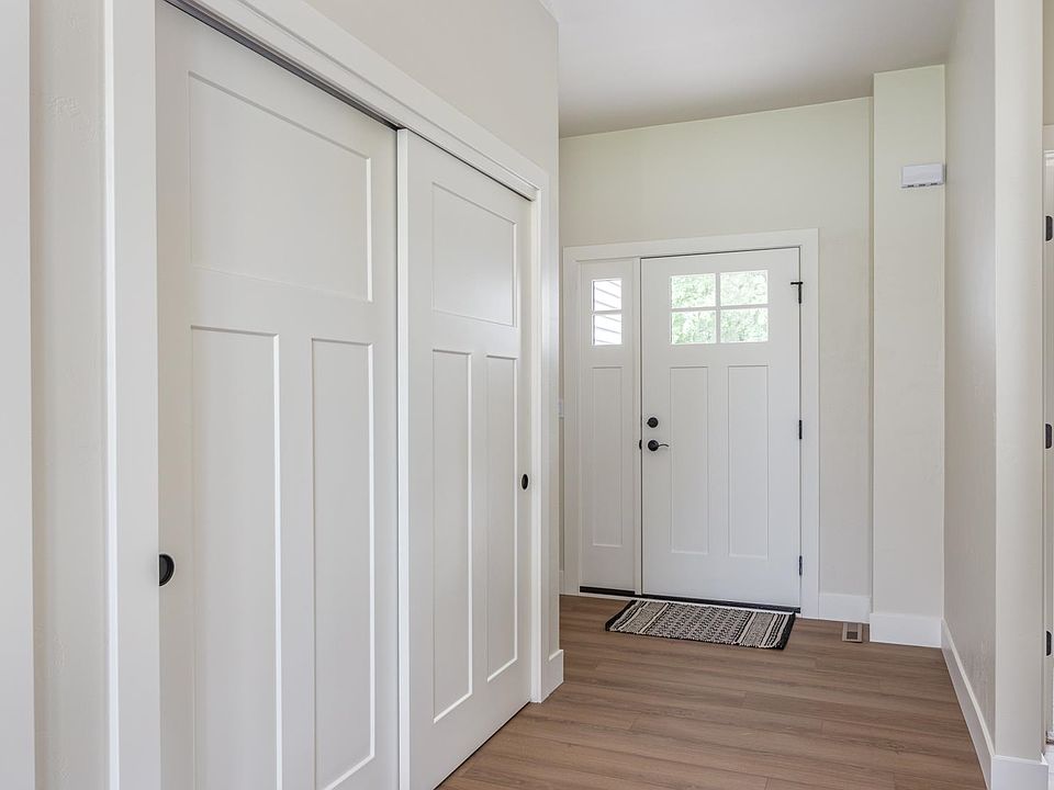 N9095 Southtowne Dr, Menasha, WI 54952 | MLS #50328901 | Zillow