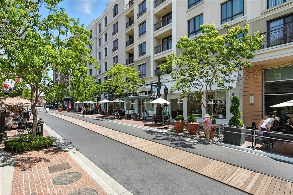 2 bed, 1307 sqft, $7,000 — Photo 3