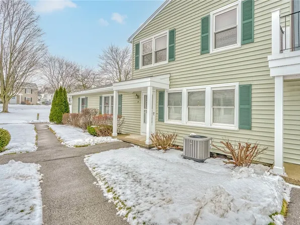 15 Falcon Ln W, Fairport, NY 14450