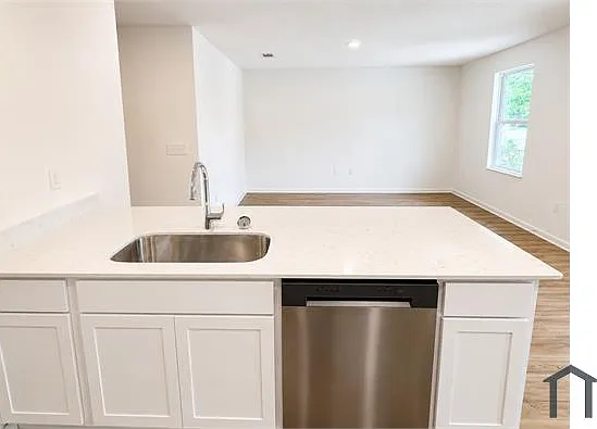 3 bed, 1114 sqft, $1,699 — Photo 2