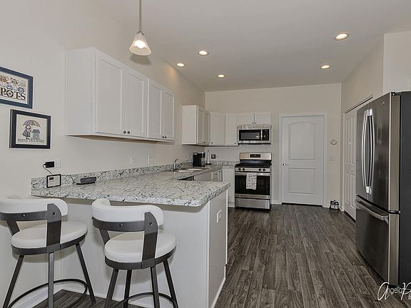 3rd image of 909 Yorktown St