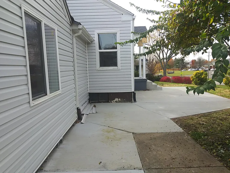 645 N Mulberry St — Photo 5