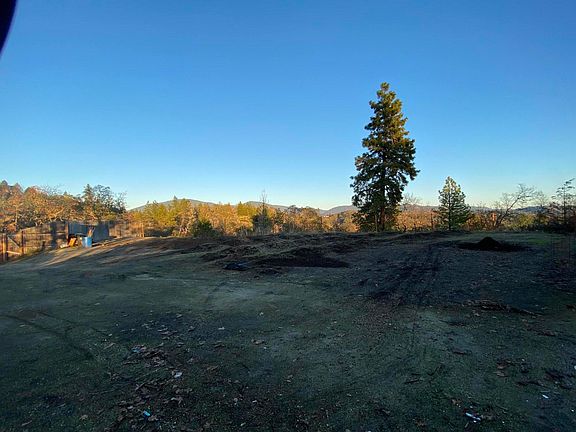 4th image of 692 Cienaga Ln