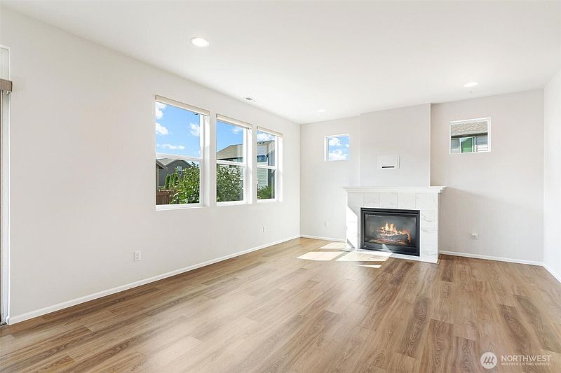 5th image of 332 Cambridge Loop