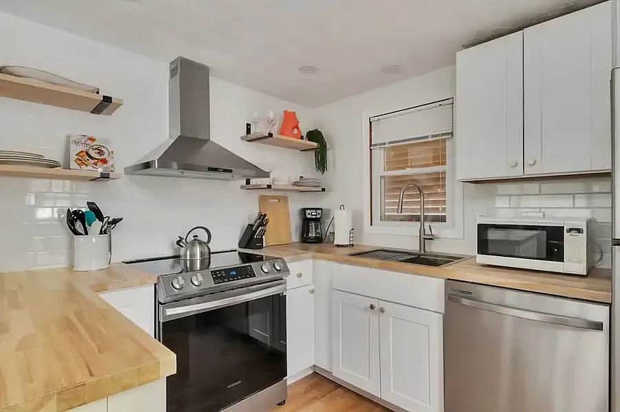 3 bed, 859 sqft, $2,600 — Photo 3