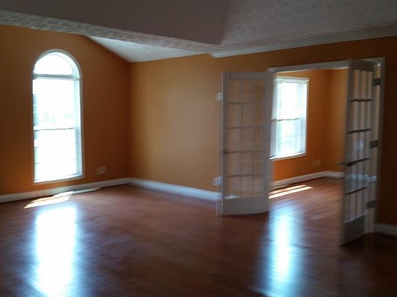 3rd image of 1091 Folkstone Dr