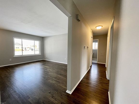 4th image of 27036 Crestwood Dr
