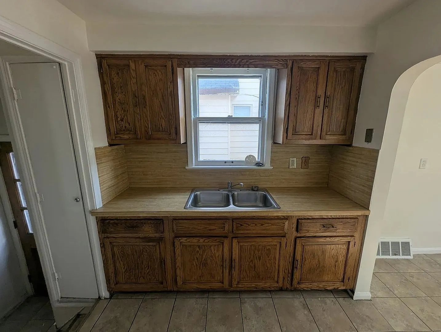 Charming 3BR House in Cleveland — Photo 2