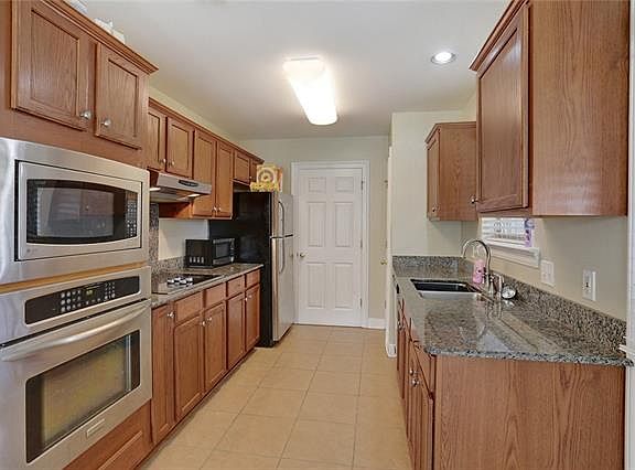 5th image of 2912 Lakewood Dr