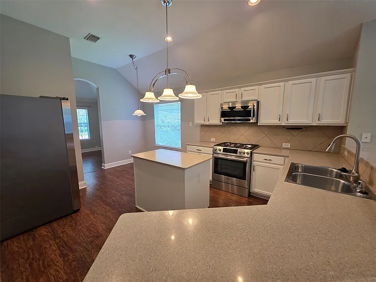 395 Livingstone Ln — Photo 4