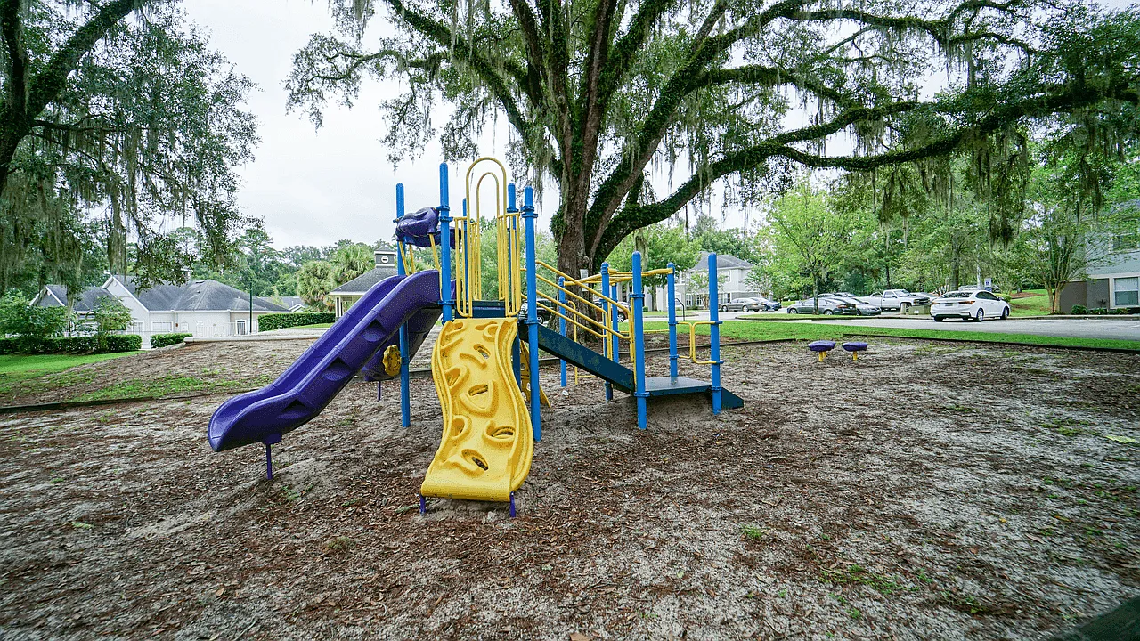 Glen Oaks Apartments — Photo 3
