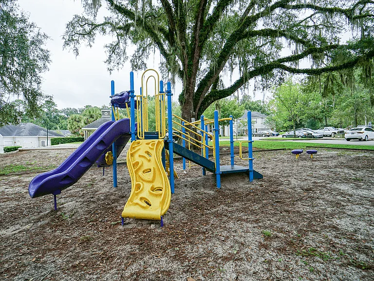 Glen Oaks Apartments — Photo 3
