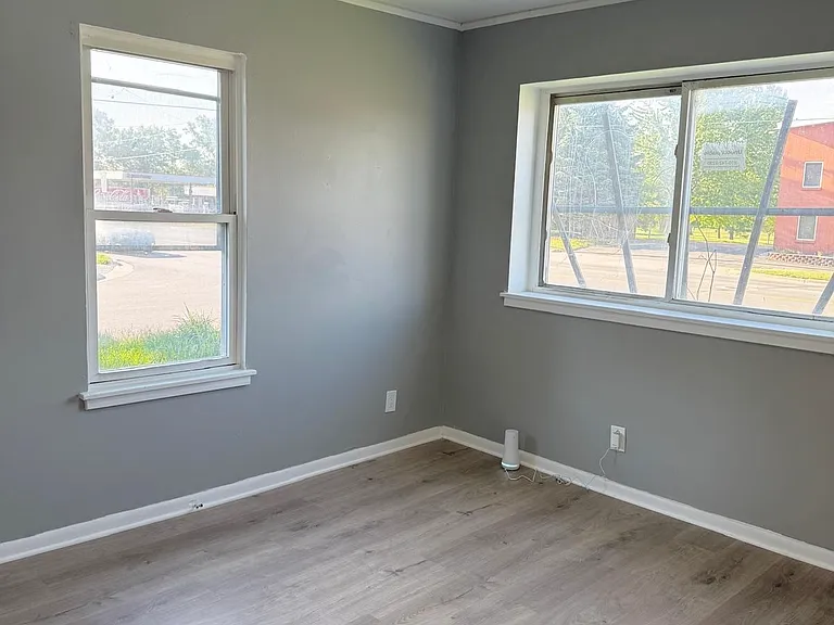 1431 E Bristol Rd — Photo 2