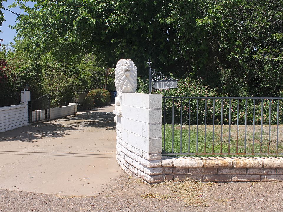 Main Entrance West Side. Tenants can park in either the east or west parking area.