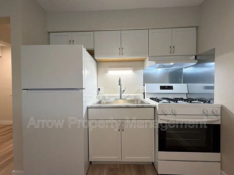 2 bed, 1.0 bath, 790 sqft, $950 — Photo 2
