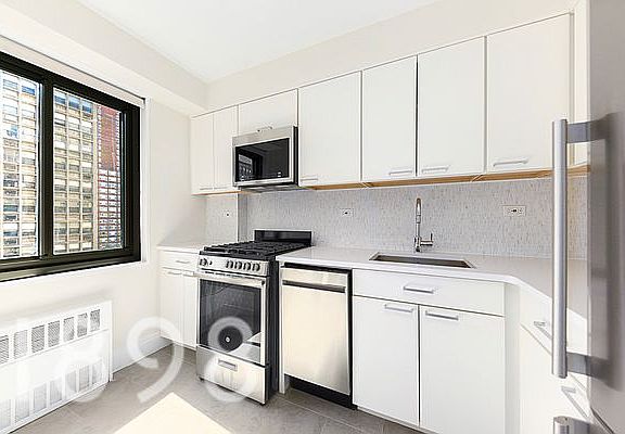 2nd image of 135 W 96th St APT 11D