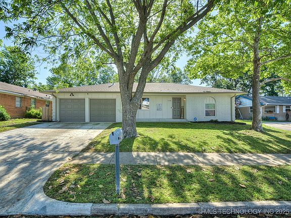 2nd image of 1149 N Hickory Pl