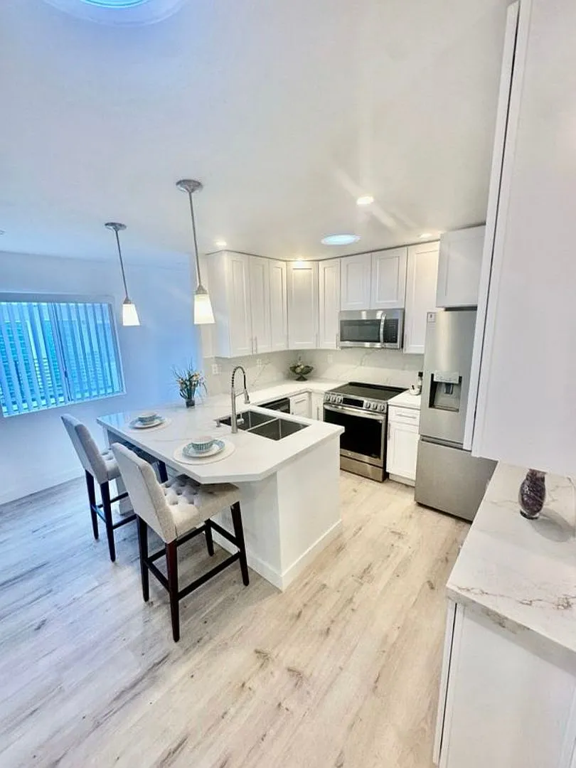 Welcome to your NEW home! 3 BR 2 BA "penthouse" with views! — Photo 4