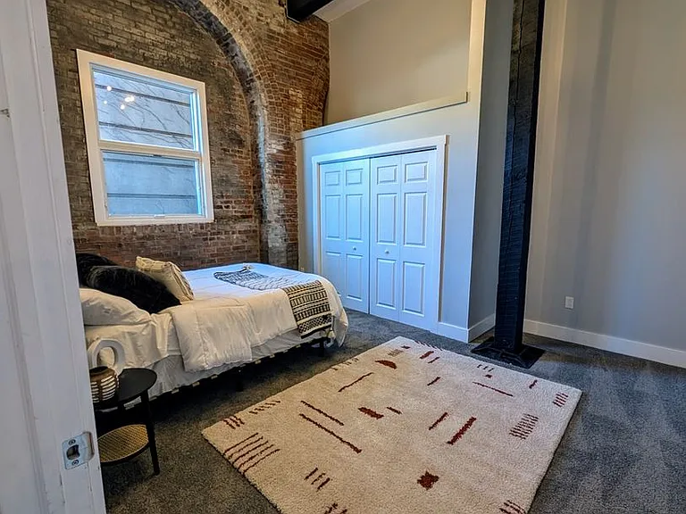 New South Side Apartments at 905 Bingham — Photo 6